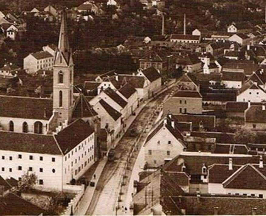 Tramvajska linija Jelačićev Trg - Kaptol - Nova Ves - Gupčeva zvijezda – Mirogoj vozila je ovom trasom od 1911. do 1931. godine